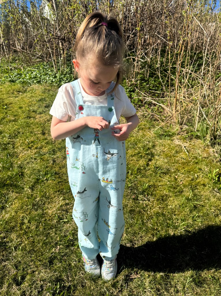 Barn i Pippi-snekkerbukse