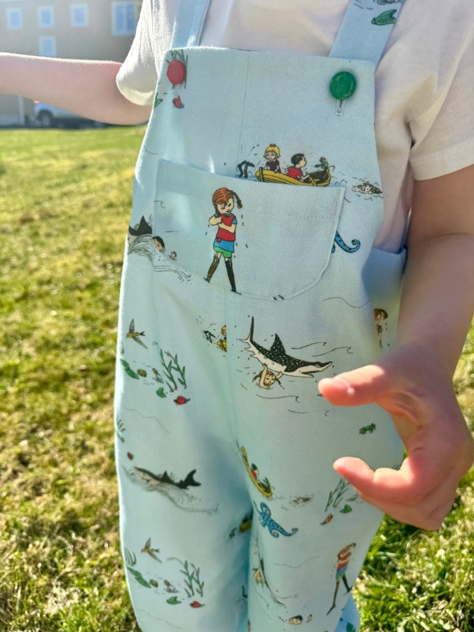 Pippi-snekkerbukse på barn, forfra.