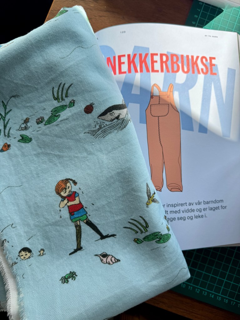 Pippi Langstrømpe-stoff og bilde av snekkerbukse-oppskrift.